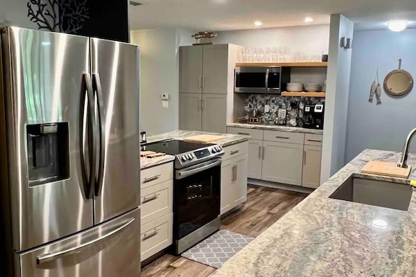 Mikrobølgeovn, ovn, kokeplater og oppvaskmaskin