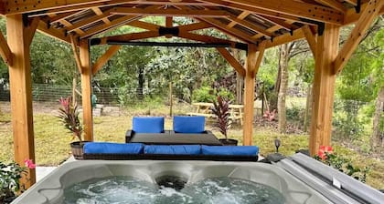 Sailors Cove- Elegant, Modern, Newly Renovated, Pet Friendly Escape W/ Jacuzzi