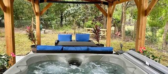 Sailors Cove- Elegant, Modern, Newly Renovated, Pet Friendly Escape W/ Jacuzzi