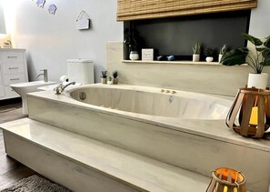 Jetted bath, hair dryer, bidet, towels