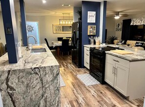 微波炉、烤箱、炉灶、洗碗机