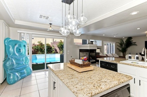 The Vegas Villa, Entire Home in Las Vegas, Nevada