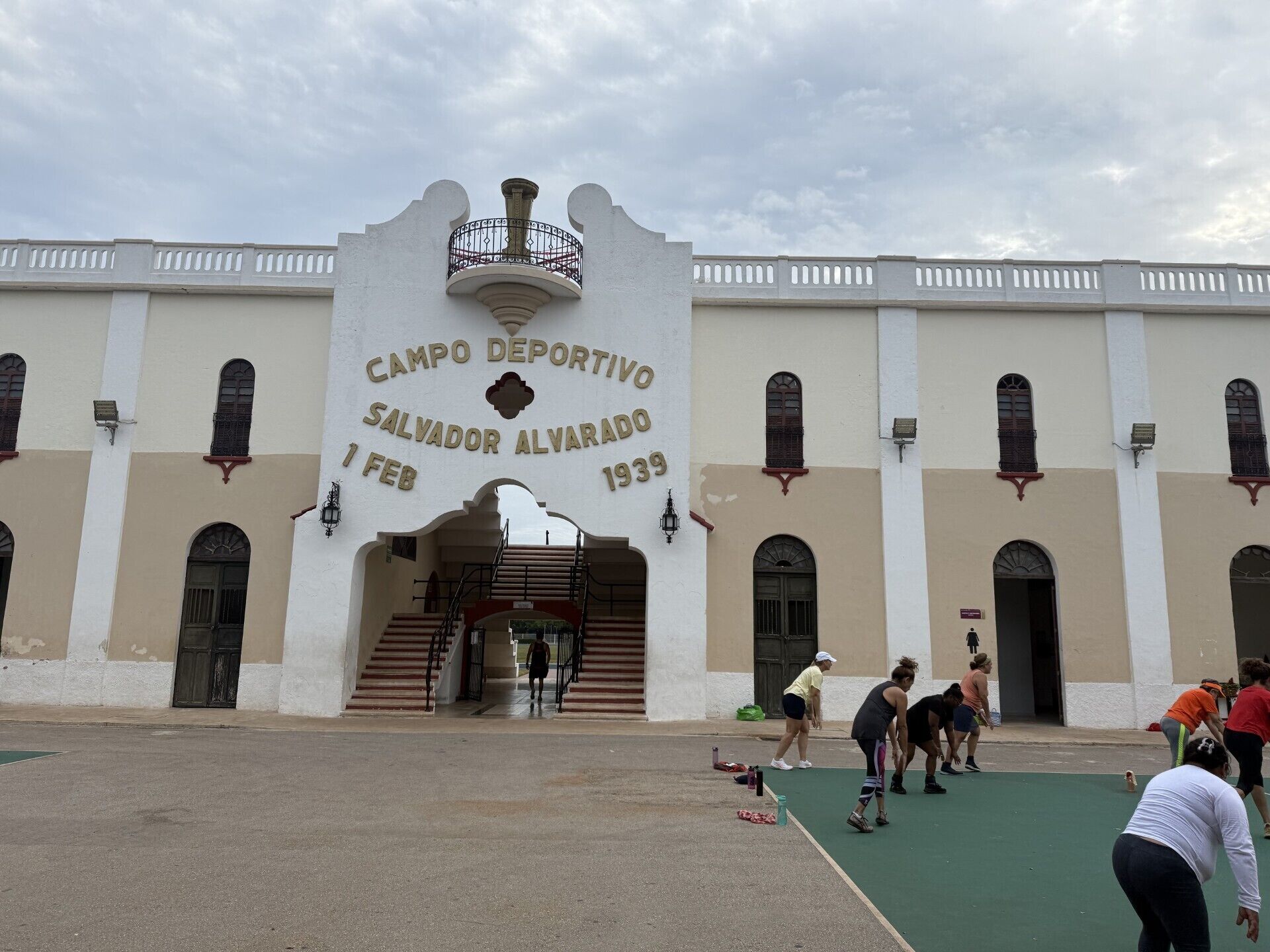 En historisk byggnad med en skylt som lyder: ”Campo Deportivo Salvador Alvarado 1939”.