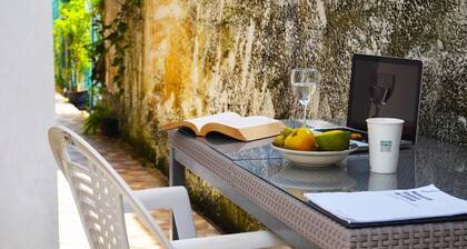 Estudio bien ubicado cerca de Paseo Montejo. Ideal para descanso o home office