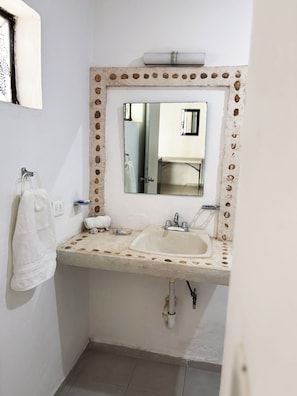 Sèche-cheveux, serviettes fournies, savon, papier toilette