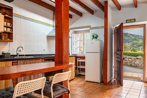 Kühlschrank, Mikrowelle, Herdplatte, Wasserkocher mit Kaffee-/Teezubehör