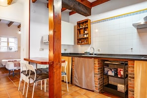 Kühlschrank, Mikrowelle, Herdplatte, Wasserkocher mit Kaffee-/Teezubehör