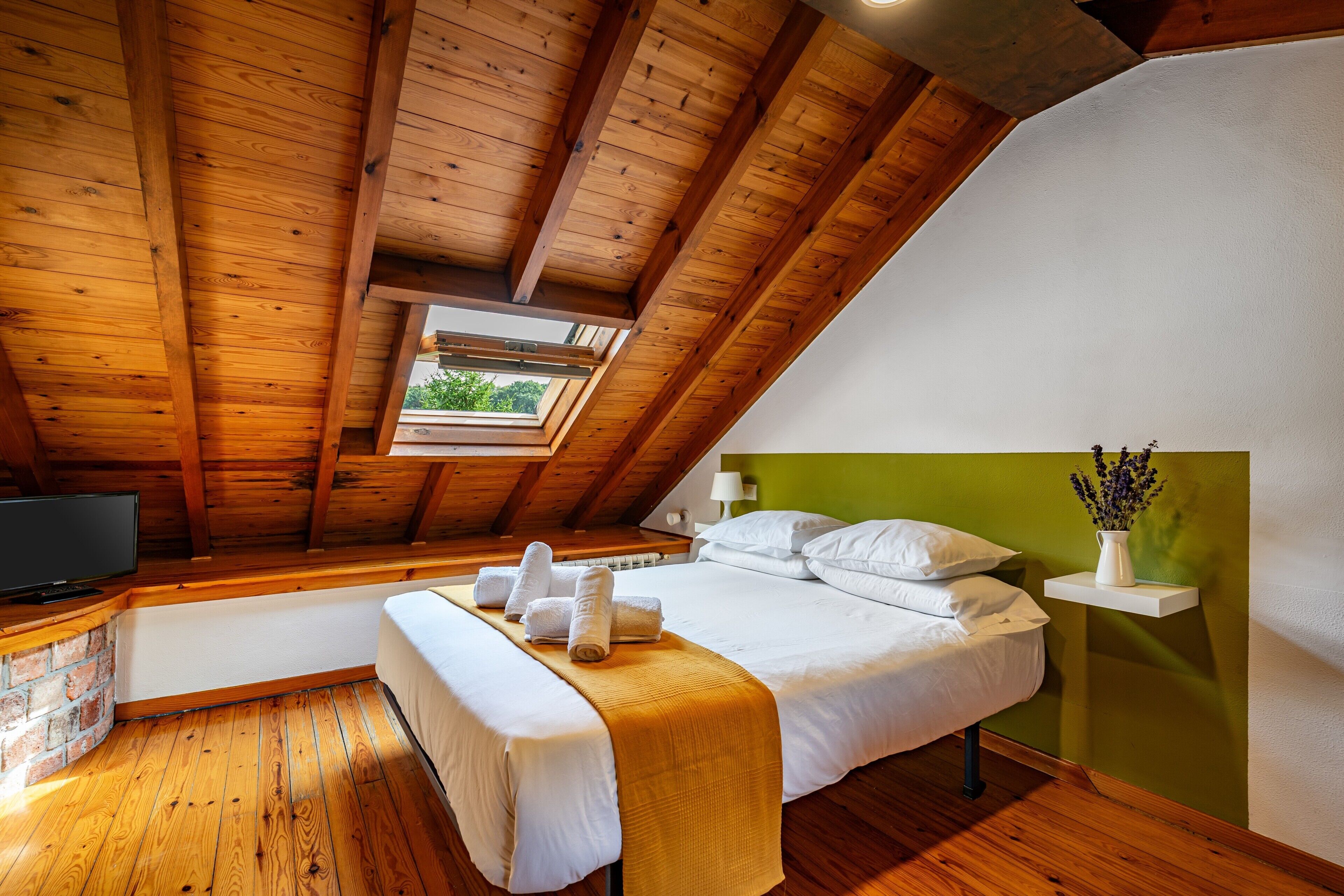 1 slaapkamer, een strijkplank/strijkijzer, gratis wifi, beddengoed