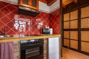 Køleskab, mikrobølgeovn, ovn, kogeplade