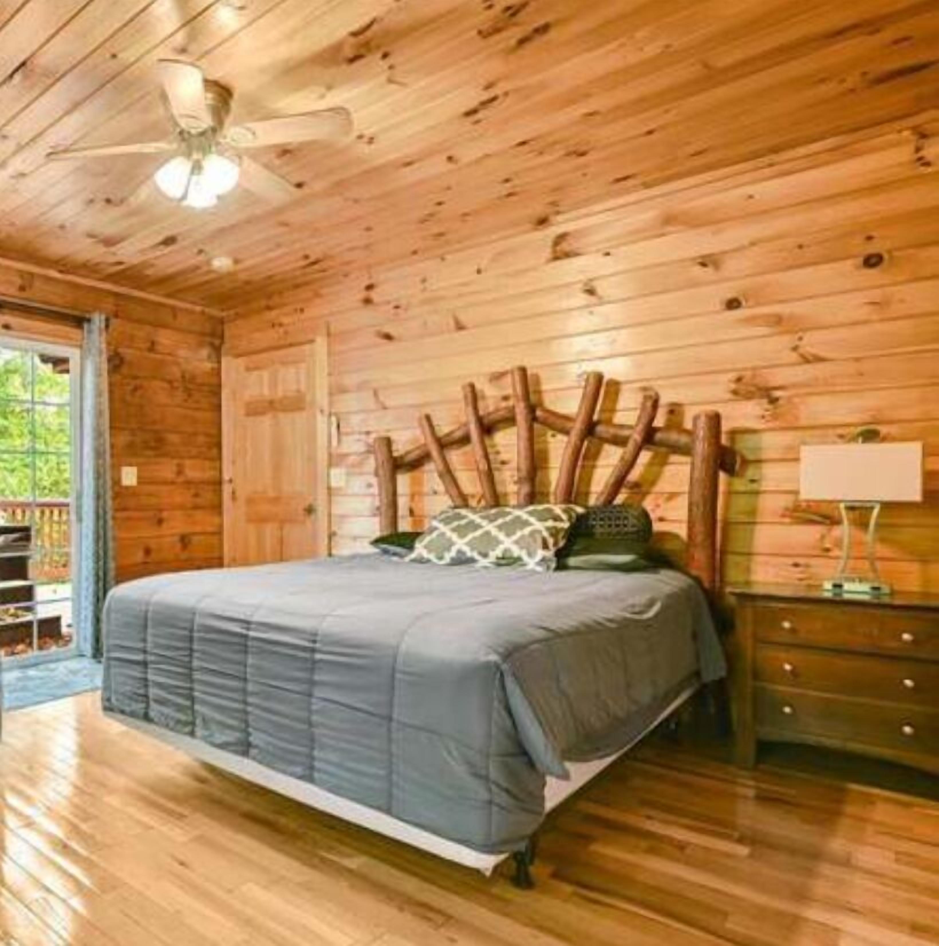 5 bedrooms, iron/ironing board, WiFi, bed sheets