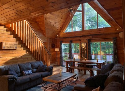 Pocono Fall oasis, Bachelor parties, Over Lehigh River, near skiing, hot tub.