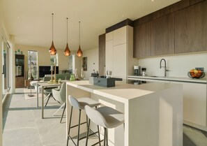 Fridge, oven, stovetop, dishwasher