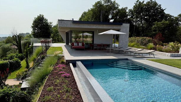 A modern house with a swimming pool, outdoor seating, and a garden. - Villa 'Vallonga' with Lake View, Wi-Fi and Air Conditioning (Bardolino)
