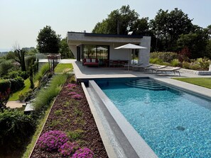 A modern house with a swimming pool, outdoor seating, and a garden. - Villa 'Vallonga' with Lake View, Wi-Fi and Air Conditioning (Bardolino)