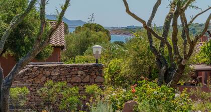 Apartment 'I Sugheri' with Private Terrace, Private Garden and Air Conditioning