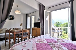 1 bedroom, iron/ironing board, free WiFi - Apartment 'L'Encatador - Bagnères-de-Luchon' with Mountain View (Bagnères-de-Luchon)