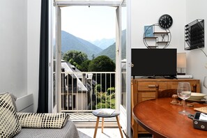 TV, stereo - Apartment 'L'Encatador - Bagnères-de-Luchon' with Mountain View (Bagnères-de-Luchon)