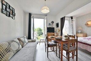 1 bedroom, iron/ironing board, free WiFi - Apartment 'L'Encatador - Bagnères-de-Luchon' with Mountain View (Bagnères-de-Luchon)