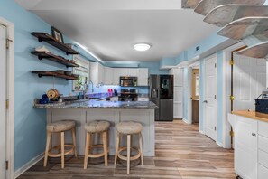 Microwave, oven, stovetop, dishwasher - Pirate's Cove Bungalow ! Boat ramp Hot Tub Pool Firepit! Close to CCU! Secluded! (Conway)