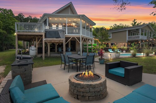 Pirate's Cove Bungalow ! Boat ramp Hot Tub Pool Firepit! Close to CCU! Secluded!