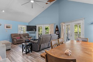 Smart TV, fireplace - Pirate's Cove Bungalow ! Boat ramp Hot Tub Pool Firepit! Close to CCU! Secluded! (Conway)