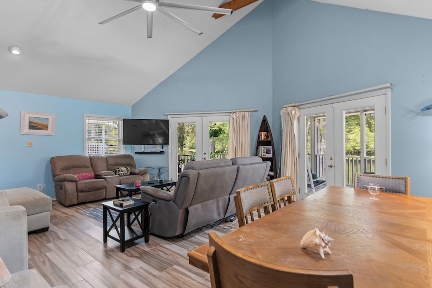 Pirate's Cove Bungalow ! Boat Ramp Hot Tub Pool Firepit! Close To Ccu! Secluded! - Conway, SC