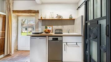 Jääkaappi, mikroaaltouuni, uuni, liesi