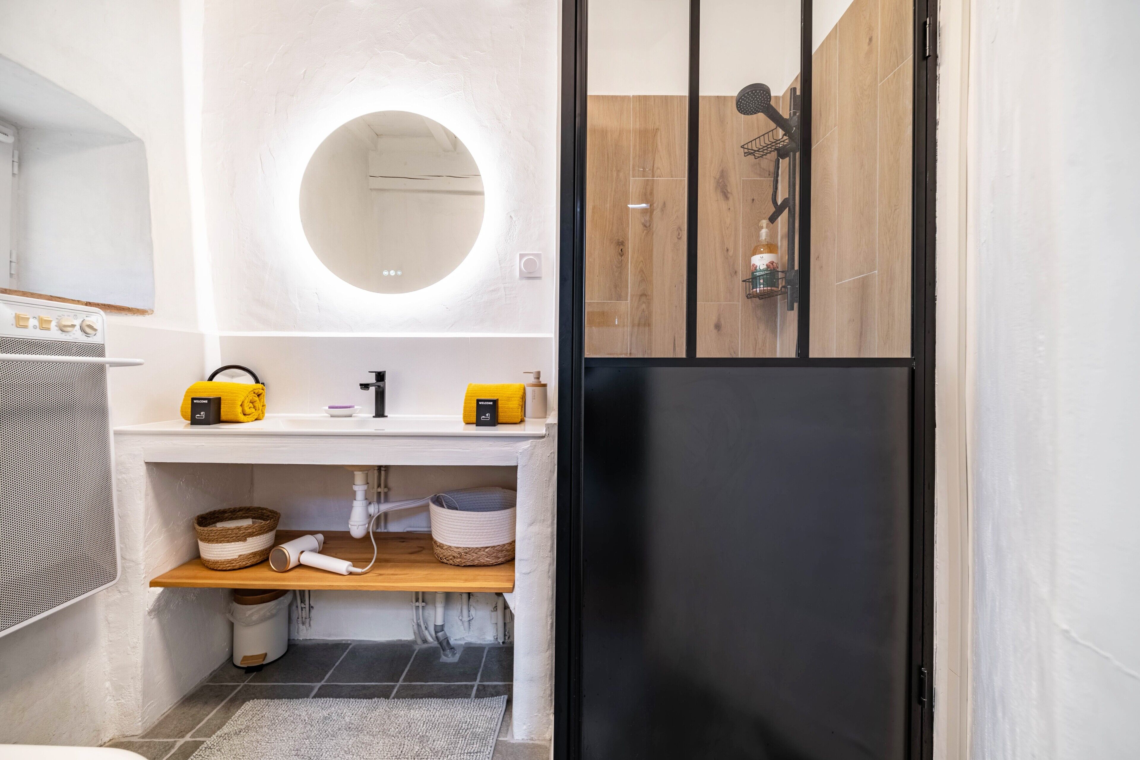 Een douche, een haardroger, handdoeken