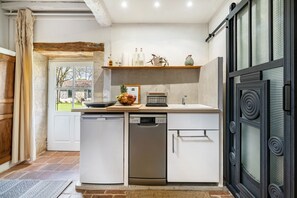 Jääkaappi, mikroaaltouuni, uuni, liesi