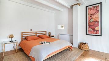 1 habitación, tabla de planchar con plancha, wifi gratis y ropa de cama