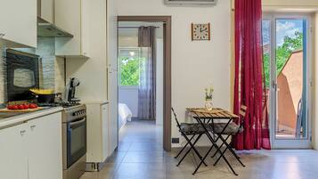 Réfrigérateur, micro-ondes, four