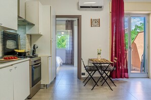 Refrigerador, microondas, horno y utensilios de cocina 