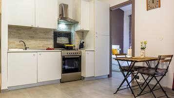 Frigorifero, microonde, forno, pentole/stoviglie/utensili