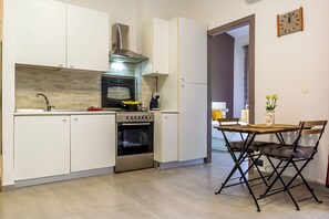 Frigorifero, microonde, forno, pentole/stoviglie/utensili