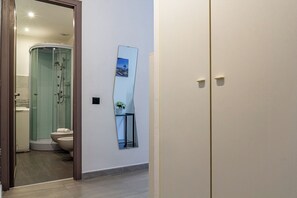 Dutxa, assecador de cabells, bidet i tovalloles 