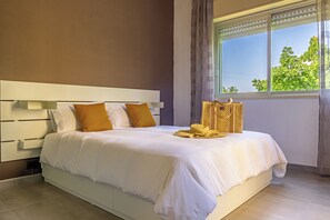 1 habitación, tabla de planchar con plancha y cuna de viaje 
