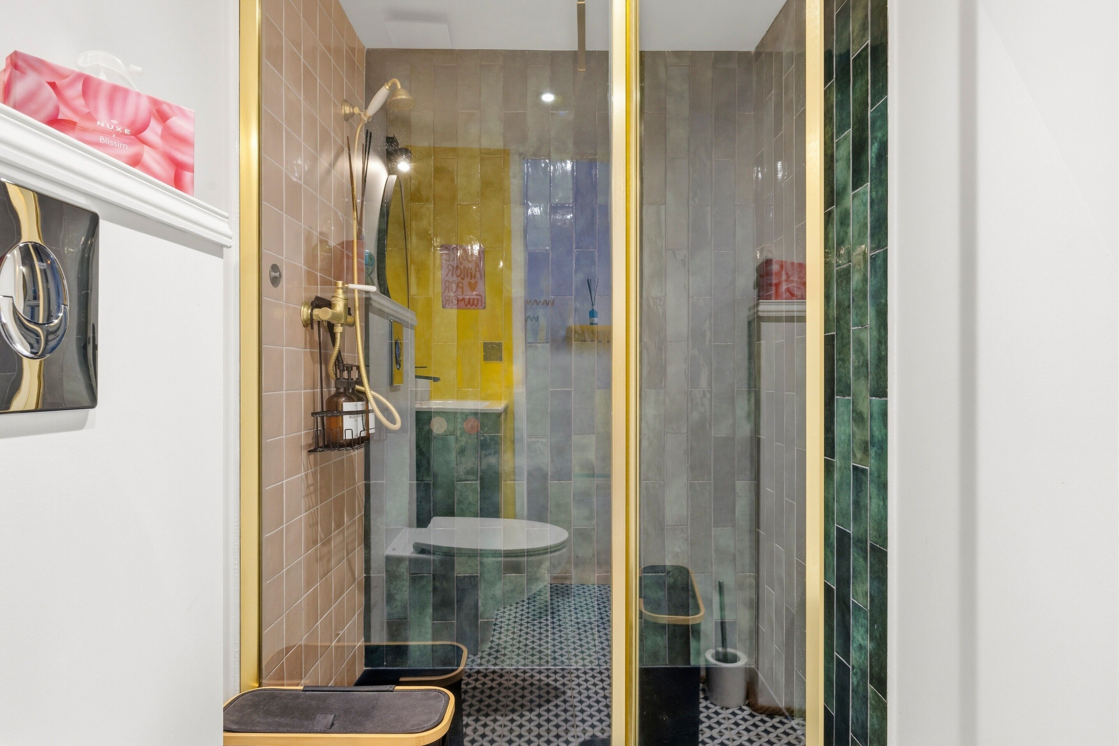 Een douche, een haardroger, handdoeken