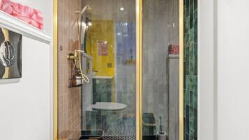 Een douche, een haardroger, handdoeken