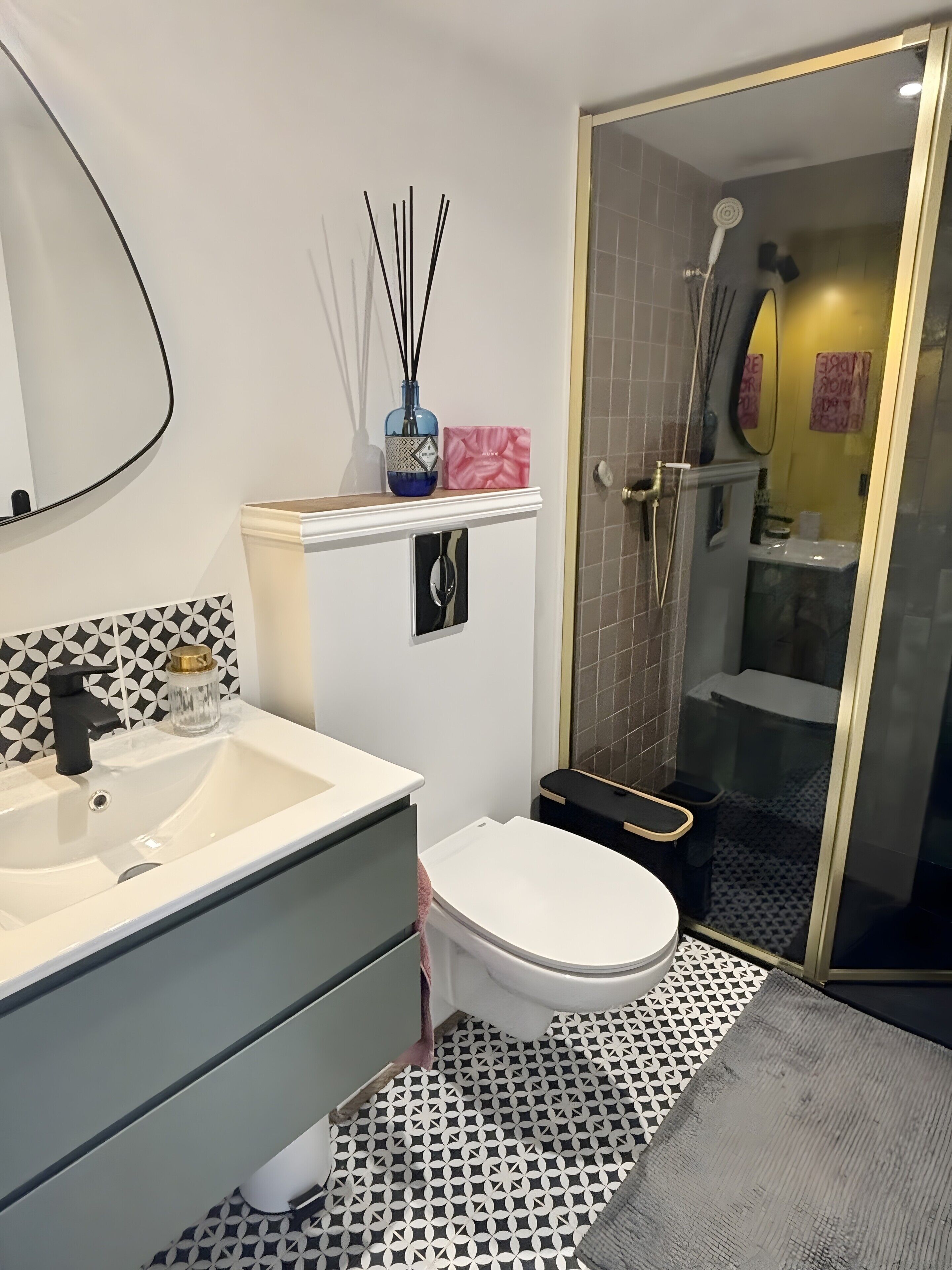 Douche, sèche-cheveux, serviettes fournies