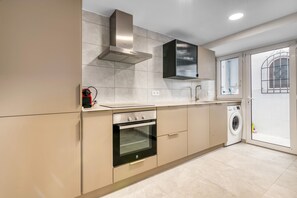 Fridge, oven, stovetop, dishwasher