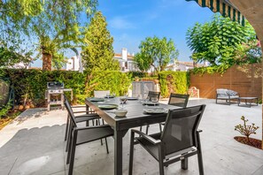 Outdoor dining - Holiday Home 'Ortega' with Shared Pool, Wi-Fi and Air Conditioning (Cala Blanca)