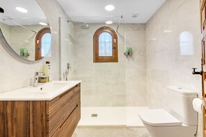 Shower, hair dryer, towels - Holiday Home 'Ortega' with Shared Pool, Wi-Fi and Air Conditioning (Cala Blanca)