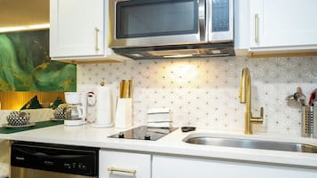 Mikrobølgeovn, kogeplade, opvaskemaskine