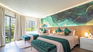 Ein modernes Schlafzimmer mit einer großen Wandmalerei, zwei Betten und einem Balkon.