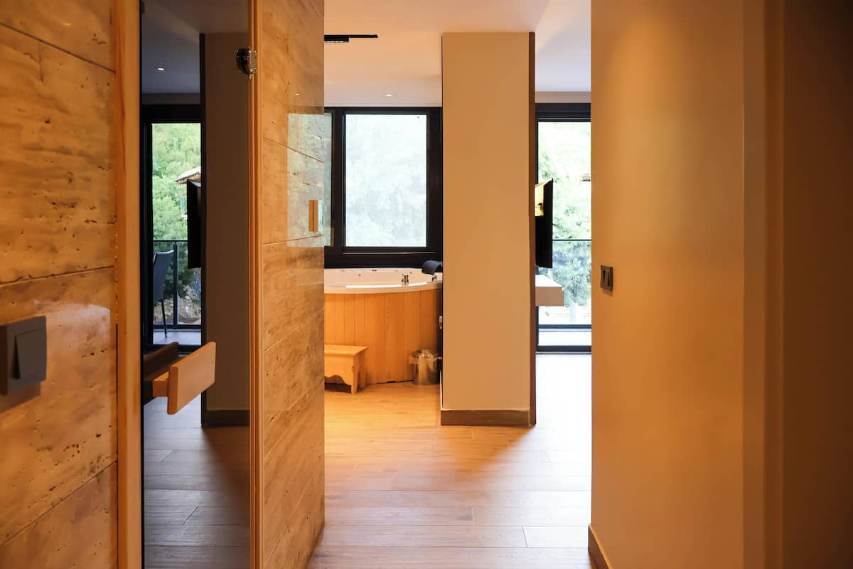 Suite de luna de miel, balcón, vista al jardín | Minibar, caja de seguridad en la habitación, wifi gratis y ropa de cama