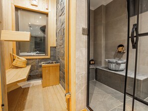 Minibar, in-room safe, free WiFi, bed sheets