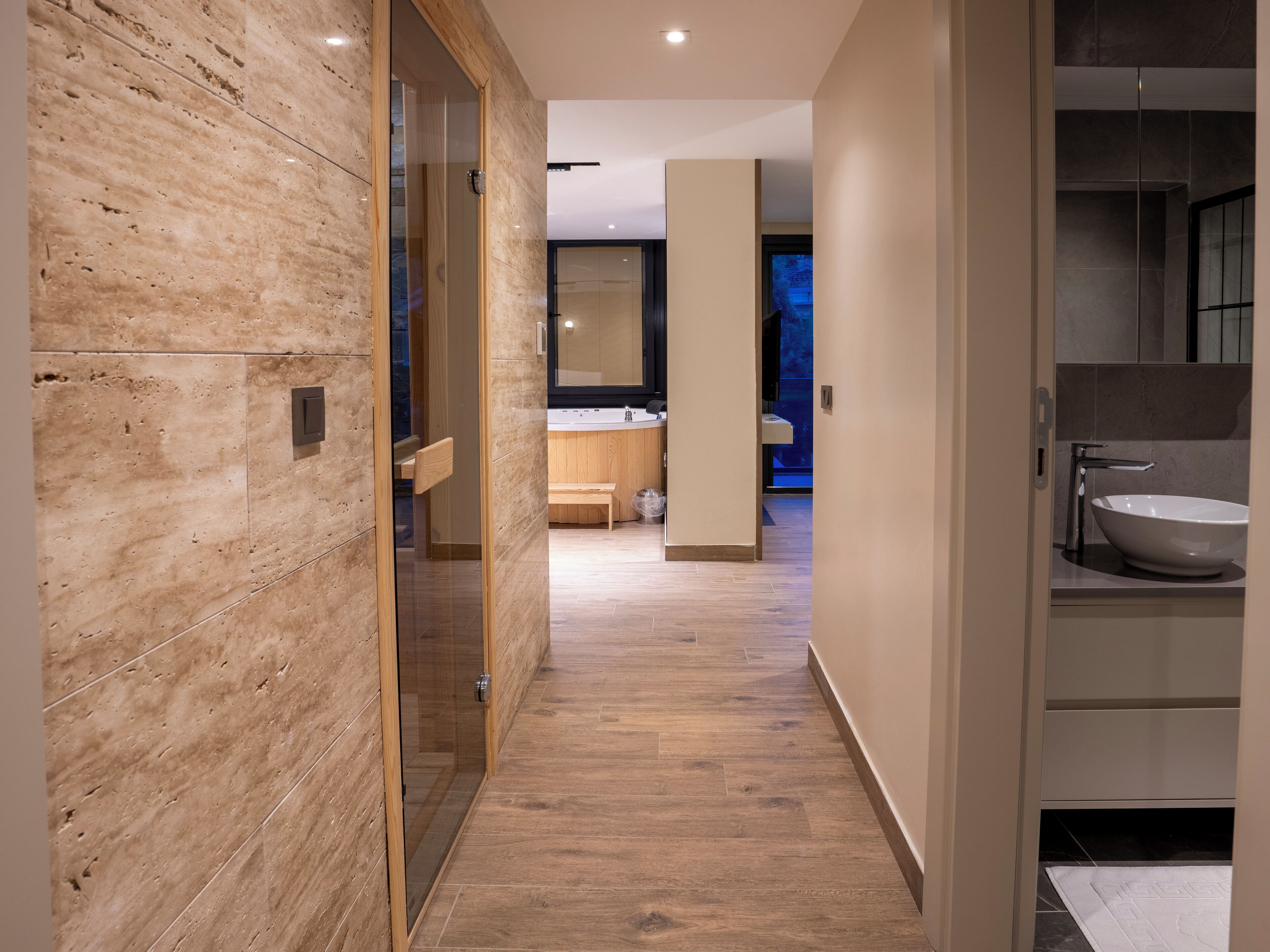 蜜月套房, 阳台, 花园景观 | 迷你吧、客房内保险箱、免费 WiFi、床单