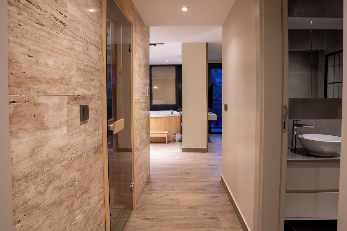 Suite Bulan Madu, balkon, pemandangan kebun | Minibar, brankas, Wi-Fi gratis, dan seprai linen