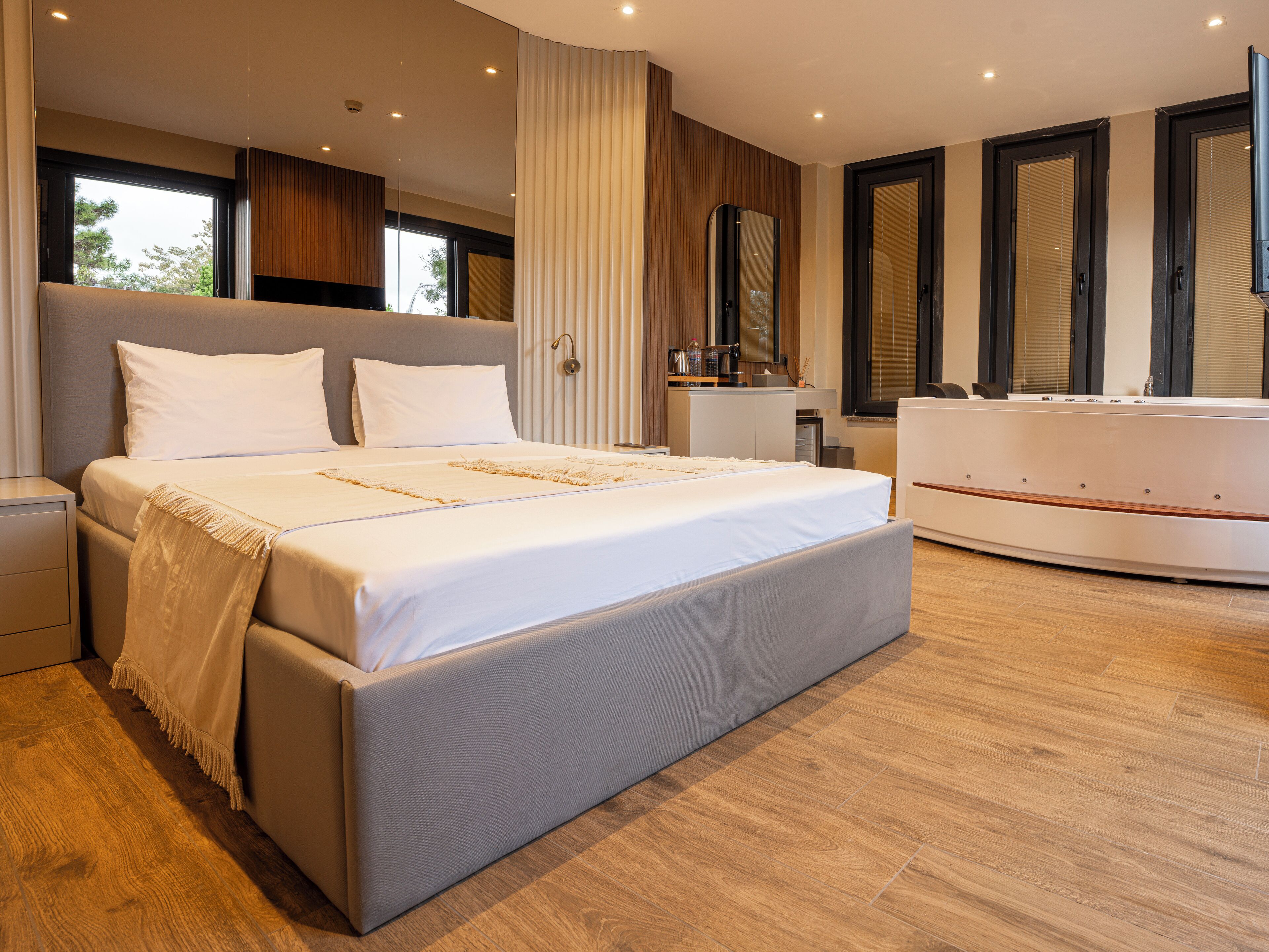 标准套房, 阳台 | 迷你吧、客房内保险箱、免费 WiFi、床单