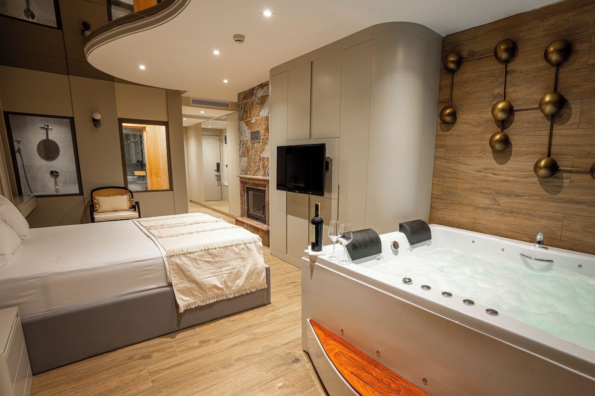 Deluxe-Suite, Balkon, Seeblick | Minibar, Zimmersafe, kostenloses WLAN, Bettwäsche